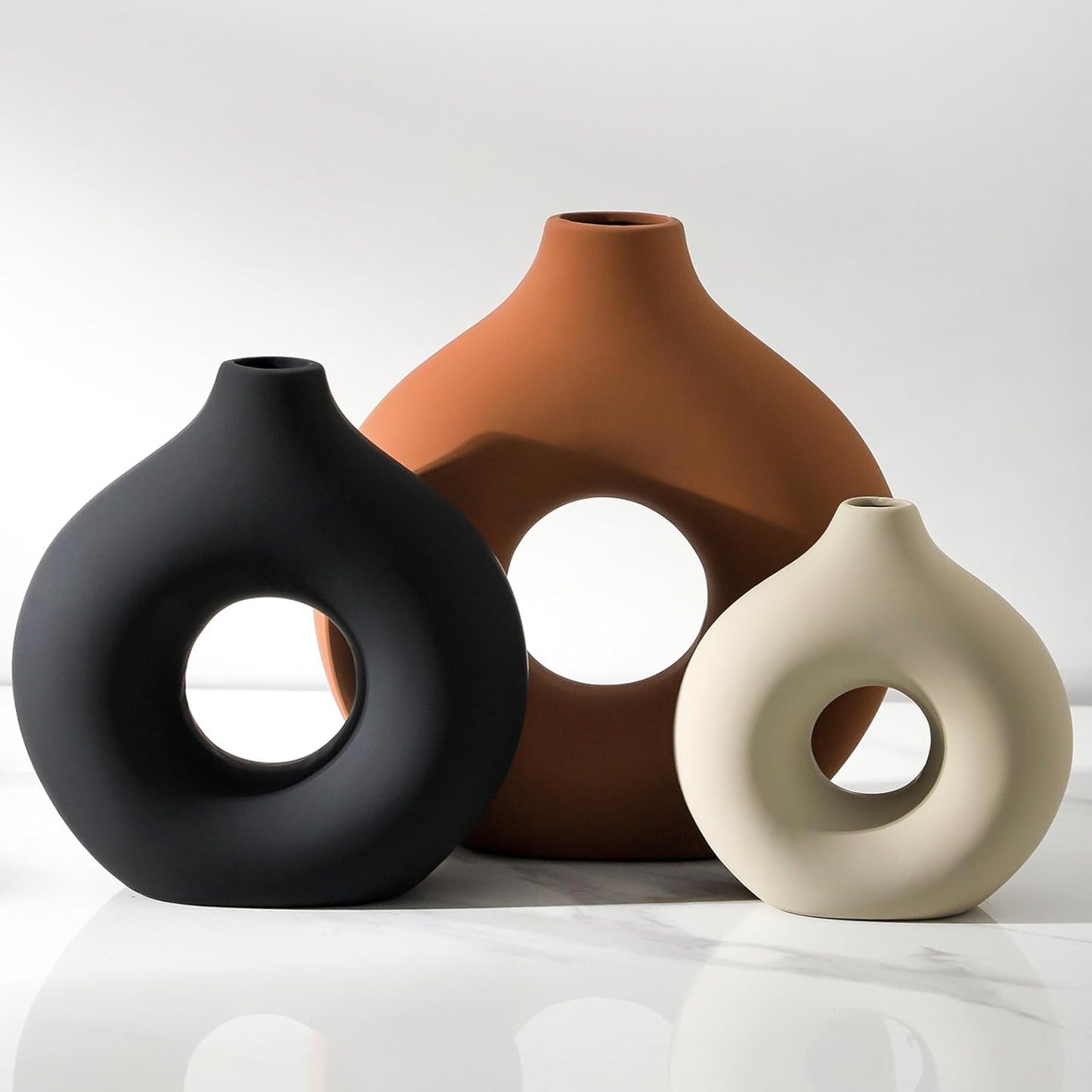 Elegant Ceramic Vase – Minimalist Table Decor