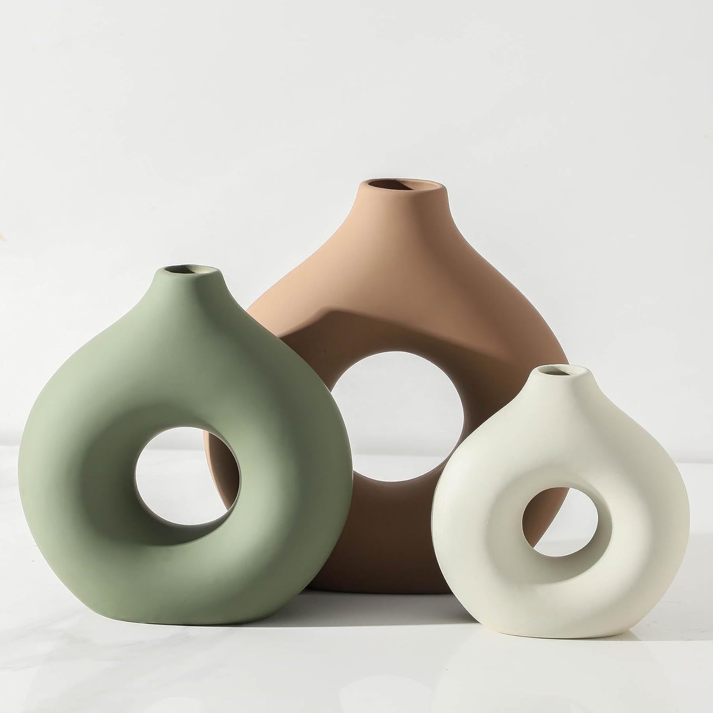 Elegant Ceramic Vase – Minimalist Table Decor